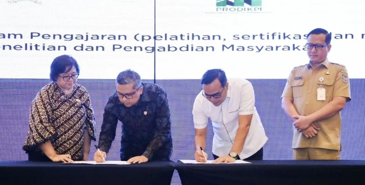 Group photo in front of the 'Gedung Administrasi & Laboratorium Vokasi' building.