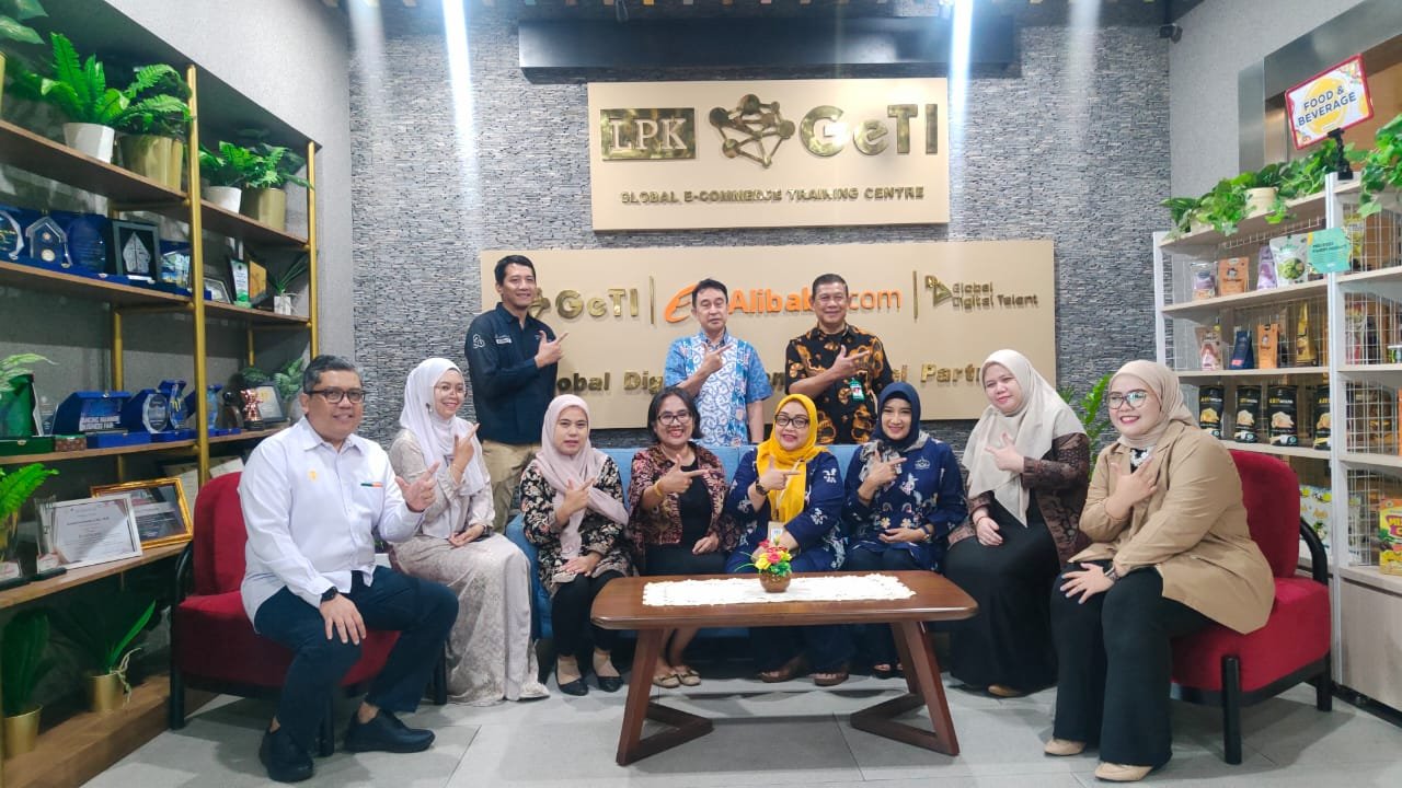 Peningkatan Pemasaran Melalui Pembuatan Kue Cumcum Aneka Rasa pada Usaha Roti dan Kue Kampung Tajung di Kelurahan Polagan Kabupaten Sampang